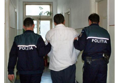 Un valutist, ce își făcea veacul prin zona Bazarului, a fost condamnat la un an, nouă luni și 20 de zile de închisoare cu suspendare după ce și-a umflat mușchii în fața polițiștilor