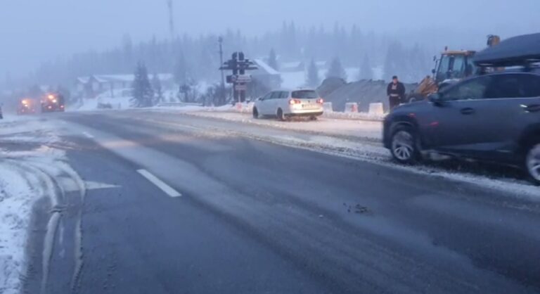 VIDEO Toate cele 35 de echipaje ale Secției de Drumuri Naționale Câmpulung Moldovenesc intervin pentru a asigura desfășurarea traficului rutier fără evenimente