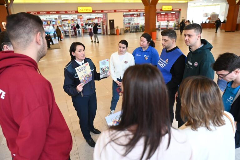 FOTO Ziua Siguranței pe Internet a fost marcată de polițiști și studenți de la USV la Iulius Mall Suceava