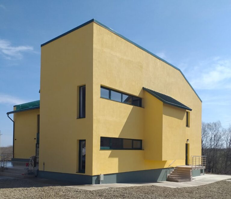 FOTO Centrul de servicii sociale integrate Siret – Mănăstioara a fost recepționat: „Vor fi invitați medicii de familie să-și desfășoare activitatea în cadrul centrului social multifuncțional pentru a încuraja populația cartierului Mănăstioara să-și îngrijească sănătatea”