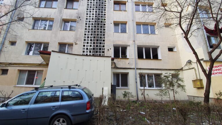 VIDEO FOTO Explozie produsă într-un bloc din Suceava. Un bătrân a suferit mai multe arsuri