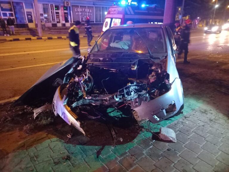 VIDEO FOTO Tânăra care s-a proptit cu mașina în doi stâlpi de pe bulevardul Ana Ipătescu din Suceava era beată cui