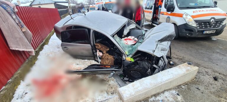 FOTO Cinci tineri au fost răniți după ce au intrat cu mașina într-un cap de pod, între Dumbrăveni și Verești