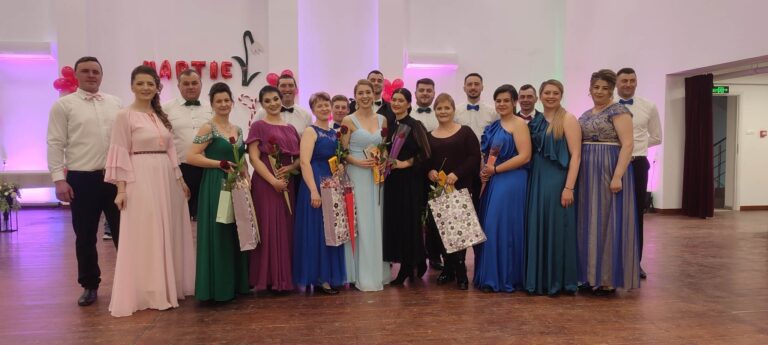FOTO Femeile din comuna Dorna Candrenilor au fost răsfățate de 8 Martie cu un spectacol de excepție: „Am avut deosebita plăcere să invităm doamnele și domnișoarele la acest spectacol coregrafic «Femeia, eterna poveste» pentru a le transmite că le apreciem și le prețuim”
