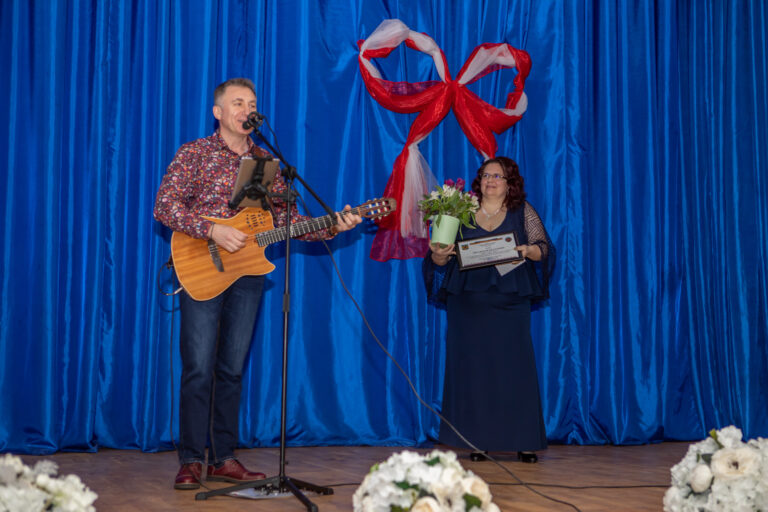 VIDEO FOTO Surpriza pregătită de folkistul Walter Ghicolescu pentru poeta Daniela Logigan din Mitocu Dragomirnei, care i-a transformat o poezie într-un cântec: „În afară de îmbrățișarea copiilor mei, cred că este cel mai frumos cadou de 8 Martie”