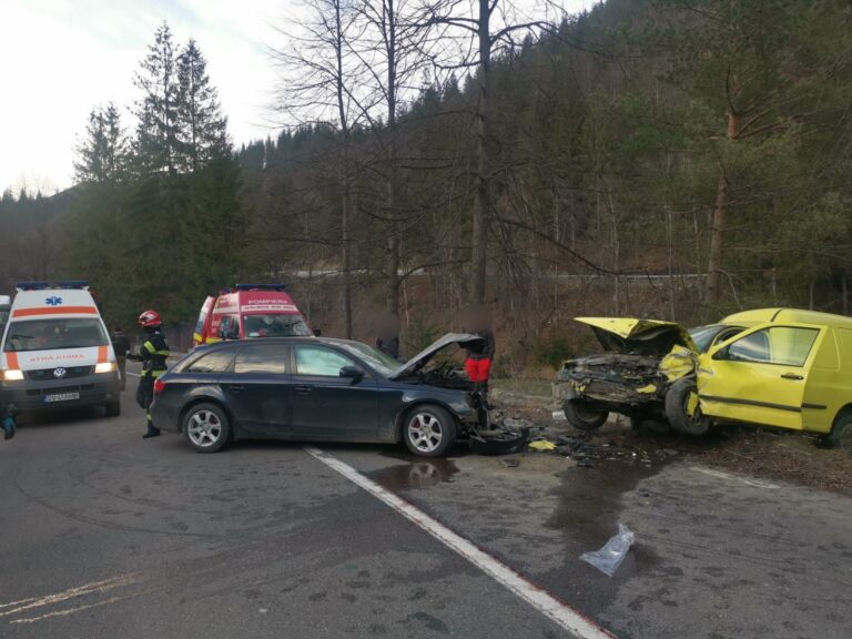 FOTO Trei persoane au fost rănite într-un accident produs la Crucea