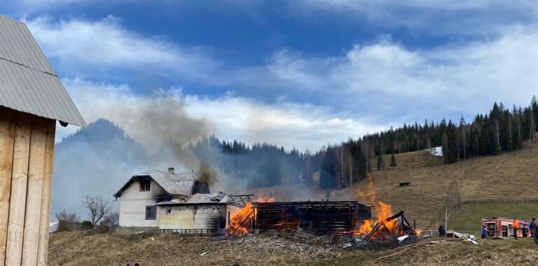 FOTO Incendiu de proporții izbucnit într-o gospodărie din Fundu Moldovei de la un cablu defect