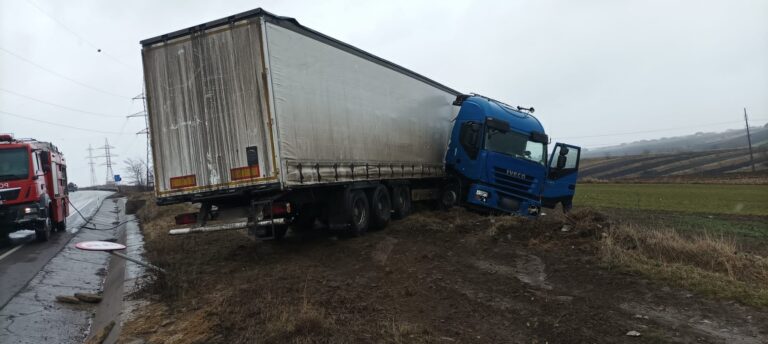 FOTO Un TIR scăpat de sub control a fost aproape de a produce o tragedie pe centura Sucevei