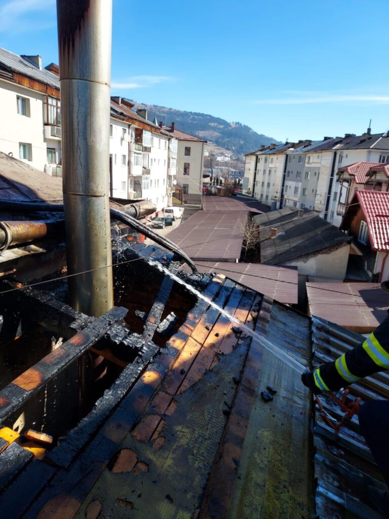 FOTO Incendiu izbucnit la camera tehnică de la casa parohială a Bisericii romano – catolice din Vatra Dornei