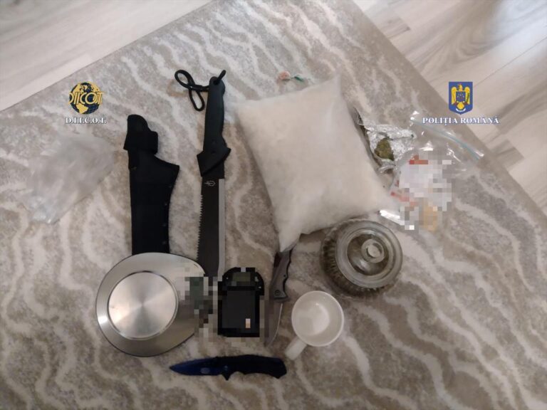 FOTO O grupare din Rădăuți care a vândut droguri în valoare de peste 700.000 de lei a fost luată pe sus de DIICOT. Traficanții se aprovizionau din Cluj – Napoca