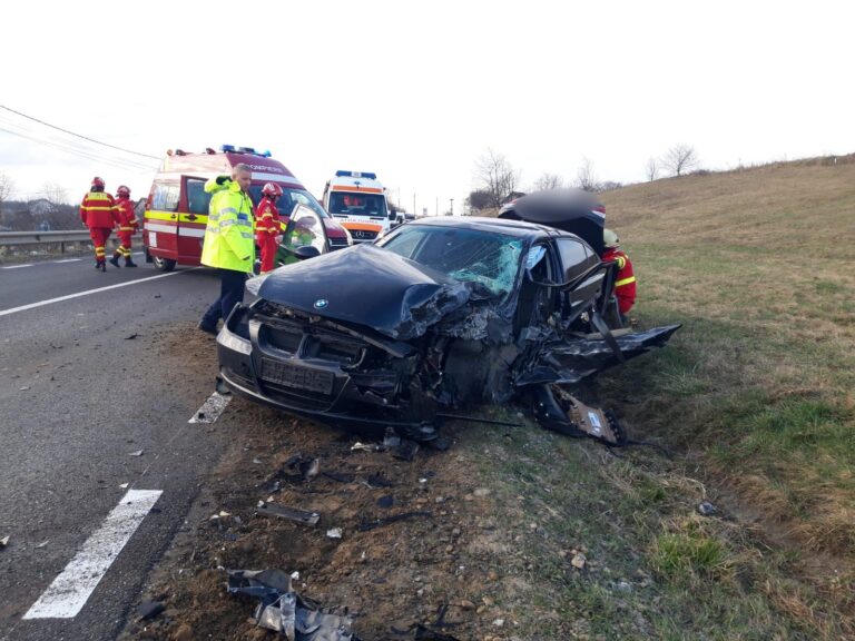 FOTO Accident produs între un BMW și un autobuz, la Călugăreni. Șoferul mașinii a rămas încarcerat