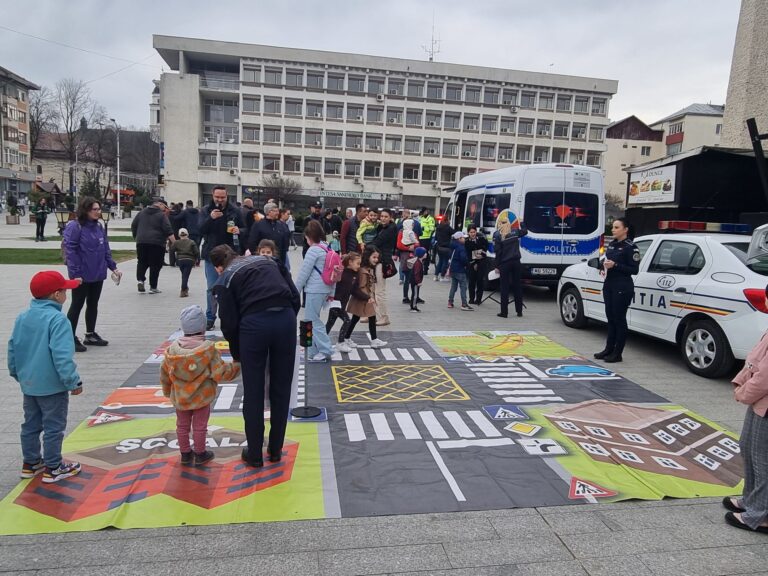 VIDEO FOTO Peste 1.000 de copii, adolescenți, părinți și bunici au luat parte la activitățile desfășurate în centrul Sucevei de Ziua Poliției Române