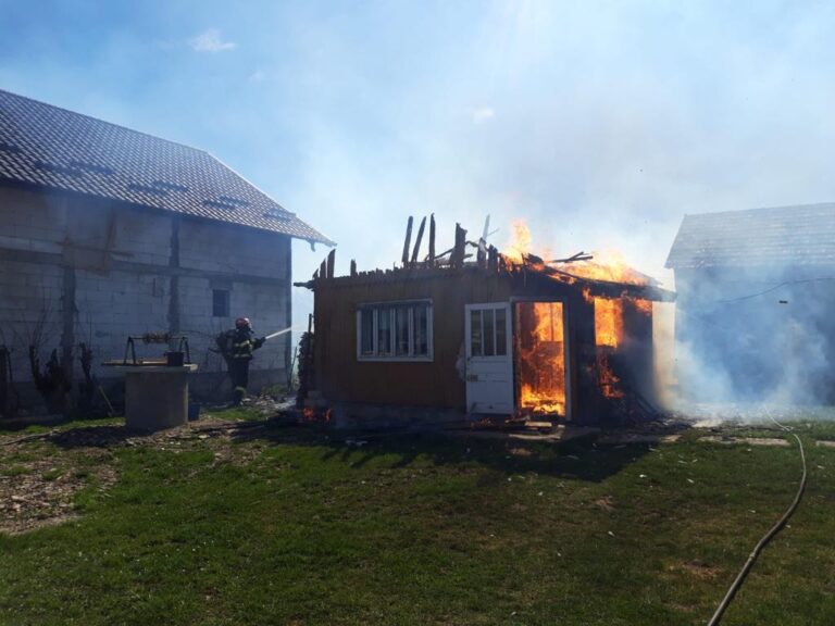 VIDEO FOTO Incendiu de proporții izbucnit într-o gospodărie din Baia. Un bătrân de 86 de ani a ajuns la spital