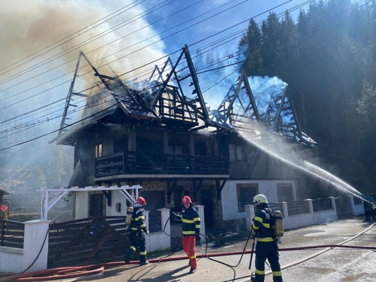 FOTO Un incendiu de proporții a distrus la o casă din Fundu Moldovei