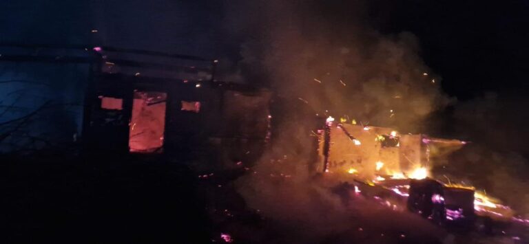 FOTO O gospodărie din Dărmănești a fost cuprinsă de flăcări în urma unui incendiu folosit pentru igienizarea vegetației uscate