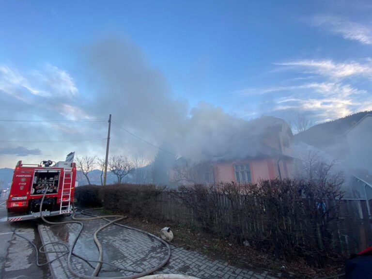 FOTO Acoperișul unei case din Câmpulung Moldovenesc a luat foc de la un cablu electric defect