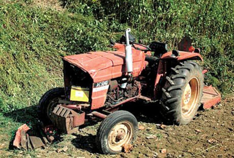 Un tractorist beat a distrus gardul unei gospodării din Vicovu de Sus