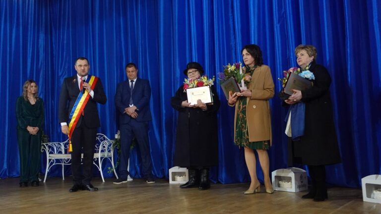 FOTO Trei femei de excepție din Mitocu Dragomirnei au primit titlul de cetățean de onoare al comunei cu ocazia Zilei de 8 Martie: „Aprecierea de astăzi este a întregii comunități, este a unei localități care vă îndrăgește, vă apreciază și vă stimează”