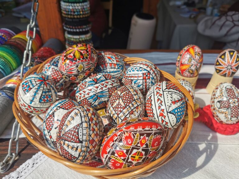 FOTO Târgul de Paști de pe esplanada Casei de Cultură din Suceava a fost deschis