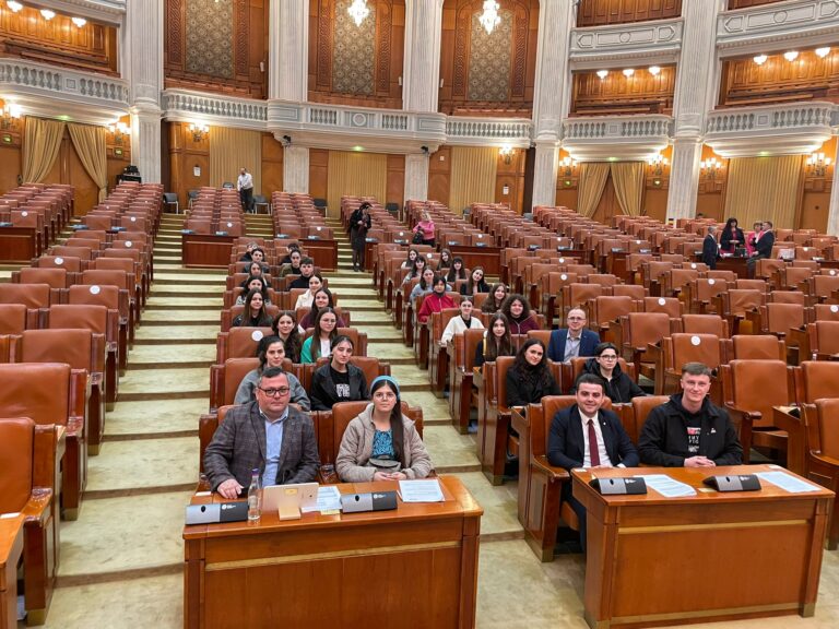 FOTO Elevii de 10 din Cajvana au fost duși în vizită în Parlamentul României de către deputatul George Șoldan: „I-am încurajat pe elevi să creadă în ei, să învețe și, dacă vor să schimbe lucruri, în societate, acasă, la școală, la viitorul lor loc de muncă,  să se implice”