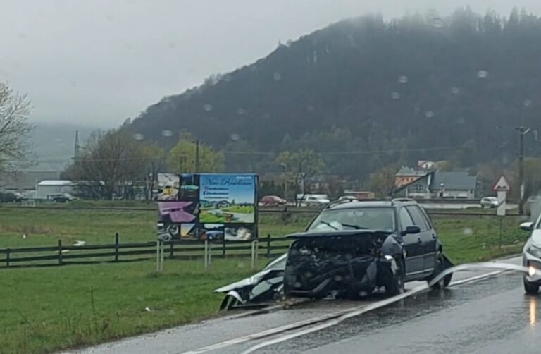 FOTO Accident cu trei răniți produs la intrare în Gura Humorului