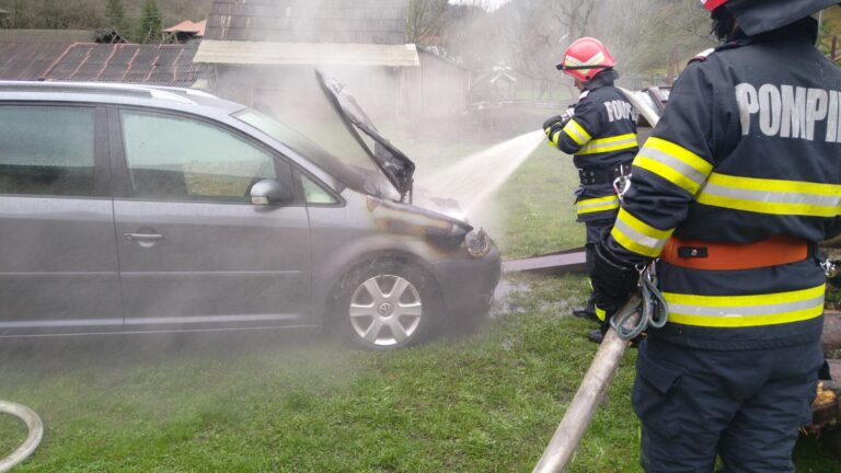 FOTO O mașină a luat foc la Crucea