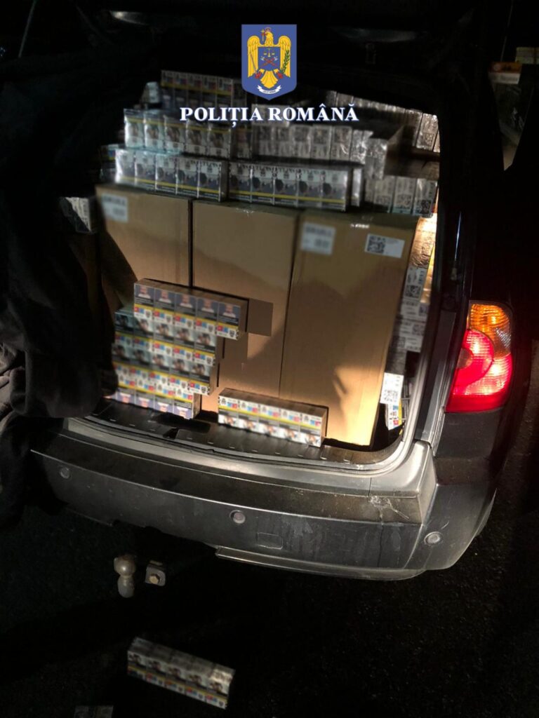 FOTO Un sucevean cu permisul suspendat prins la volanul unei mașini cu numere false, burdușită cu țigări de contrabandă în valoare de peste 200.000 de lei