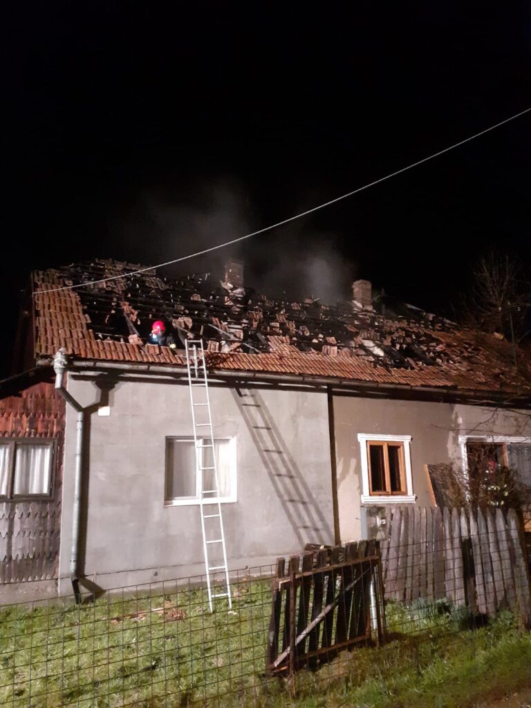 FOTO Un bărbat a murit într-un incendiu ce a cuprins o casă din Câmpulung Moldovenesc