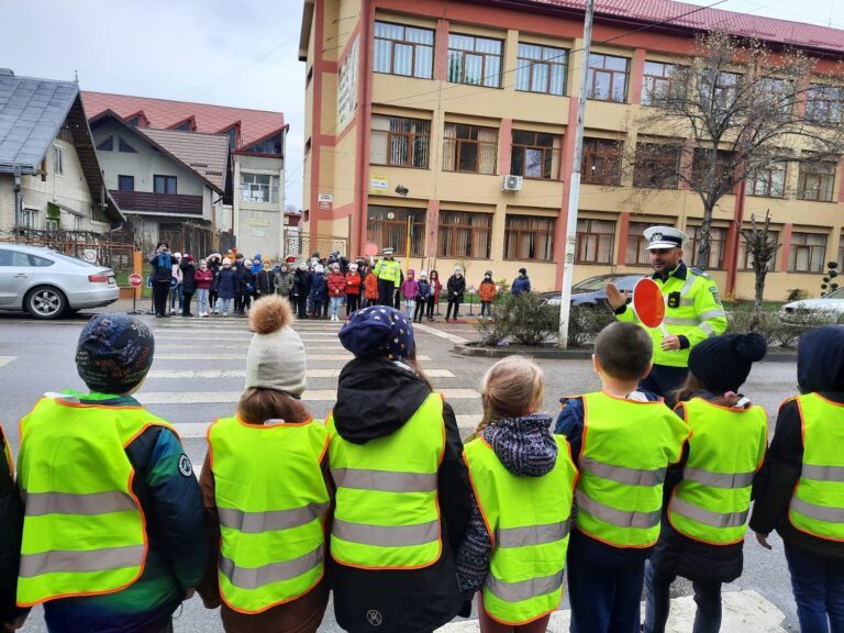 FOTO Peste 1500 de elevi au participat la activități de prevenire a accidentelor rutiere și acțiuni de educație rutieră desfășurate de polițiștii rădăuțeni