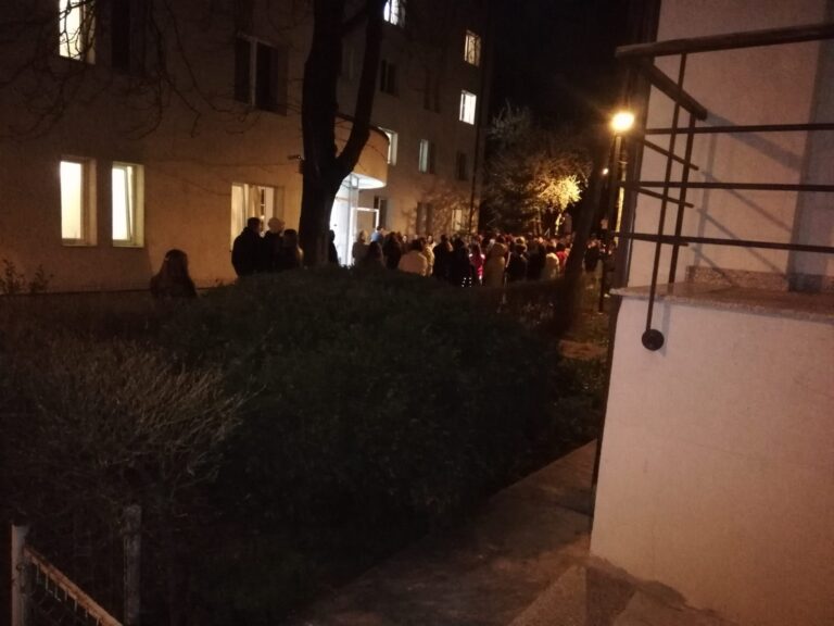 FOTO Incendiu izbucnit într-un cămin de la USV de la un telefon mobil lăsat la încărcat