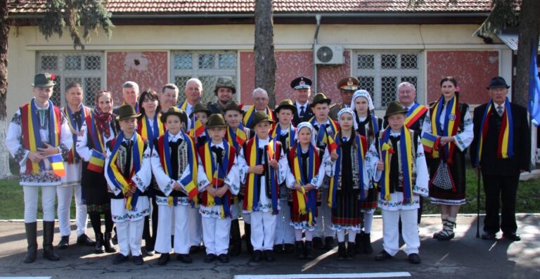 FOTO Eroul slt. (pm) Ioan Grosaru din Păiseni a fost cinstit la Timișoara de foștii săi colegi de arme. La eveniment au fost prezenți primarul Gheorghe Fron și 25 de elevi din Cornu Luncii, care au beneficiat de o adevărată lecție de istorie