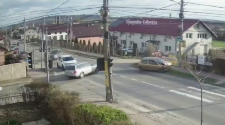 FOTO Un șofer beat turtă a produs o tamponare în intersecția din fața Tipografiei Celestin din Ițcani