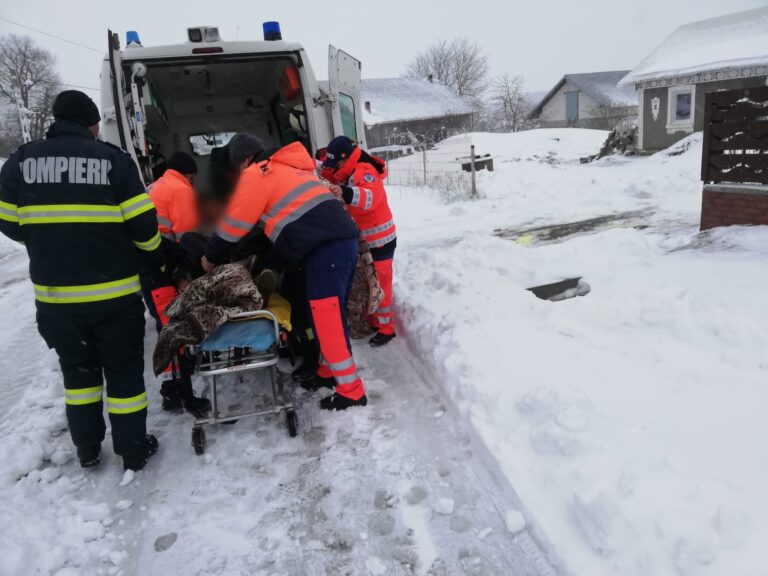 O gravidă căreia i s-a rupt apa a fost dusă de pompieri cu autoșenilata de acasă până la ambulanța care nu putea să înainteze prin zăpadă, la Forăști