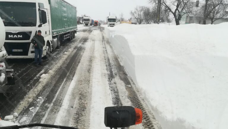 Revin cozile pe zeci de kilometri de o parte și alta a Vămii Siret. Municipiul Suceava riscă să fie invadat de TIR-uri