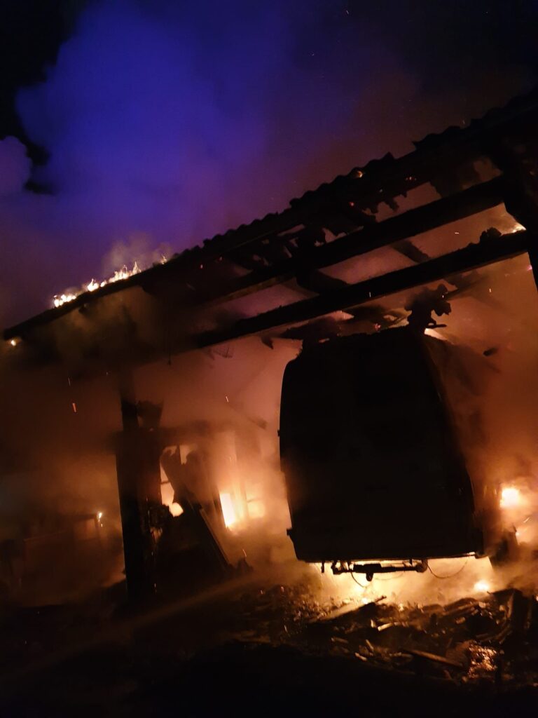 FOTO Un garaj și două mașini au fost mistuite de un incendiu puternic, la Frasin