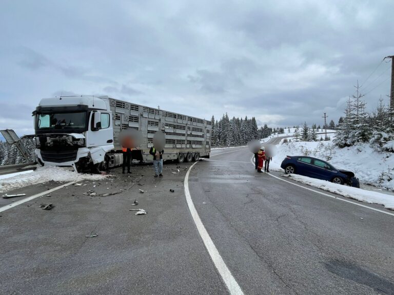 FOTO Coliziune între un TIR și o mașină produsă în Pasul Tihuța