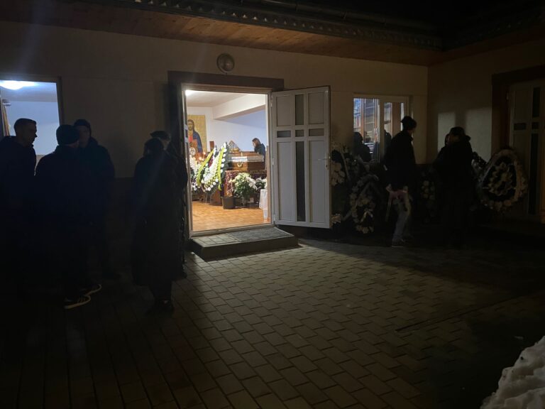 FOTO Sute de oameni l-au plâns pe tânărul decedat în cumplitul accident rutier produs pe centura Sucevei: „E îngrozitor ce i s-a întâmplat. A fost un prieten extraordinar”