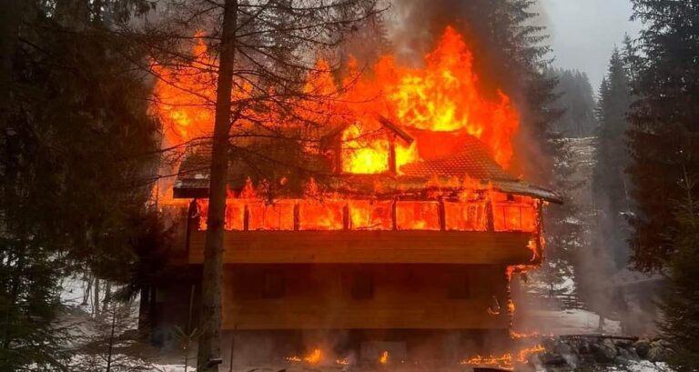 VIDEO Pagube de 500.000 de euro înregistrat în urma incendiului ce a pus la pământ Cabana Patrick Transrarău