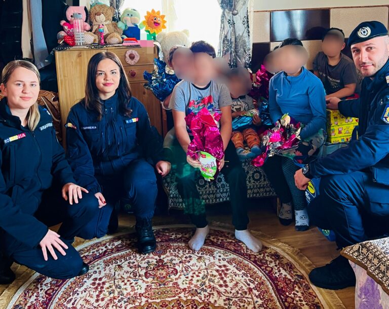 FOTO Mai mulți copii și vârstnici au primit cadouri de la jandarmii suceveni pentru a avea un Paște mai fericit