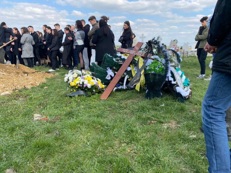 FOTO Lacrimi și durere fără margini la înmormântarea tânărului de 20 de ani care și-a pierdut viața în accidentul produs pe centura Sucevei