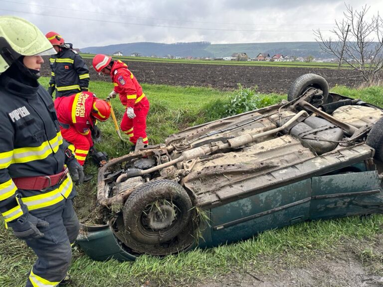 FOTO Cinci persoane au fost implicate într-un grav accident produs la Pătrăuți