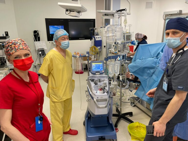 FOTO Un pacient de 240 de kilograme a fost supus unei intervenții chirurgicale ortopedice complexe ce a necesitat și utilizarea, în premieră pentru județul Suceava, a unui aparat de tip „cell-saver” pentru auto-transfuzie, la Spitalul Județean