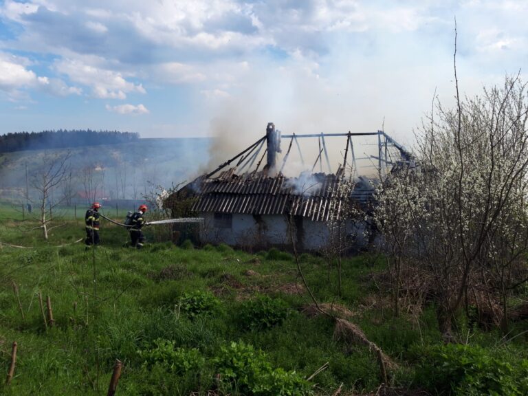 FOTO O casă din Baia a luat foc după ce proprietarul a vrut să aprindă focul în sobă cu diluant