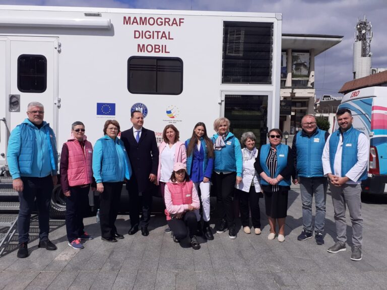 FOTO Unitatea Mobilă de Screening de Cancer Mamar a ajuns pe Esplanada Casei de Cultură din Suceava