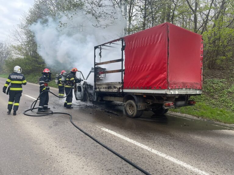 FOTO O camionetă a luat foc în zona Brădet din municipiul Suceava