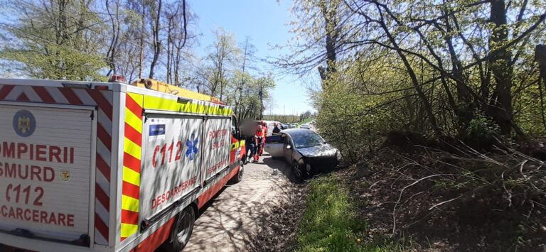 FOTO O tânără și-a rănit copiii de 2 și 5 ani într-un accident produs la intersecția ce duce spre Cetatea de Scaun a Sucevei după ce nu a acordat prioritate unei mașini