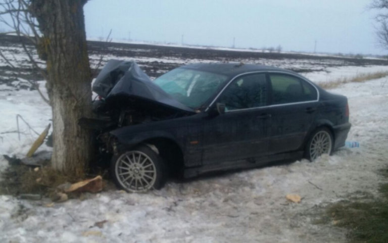Două persoane au ajuns la spital după ce s-au izbit cu mașina într-un copac, la Siret