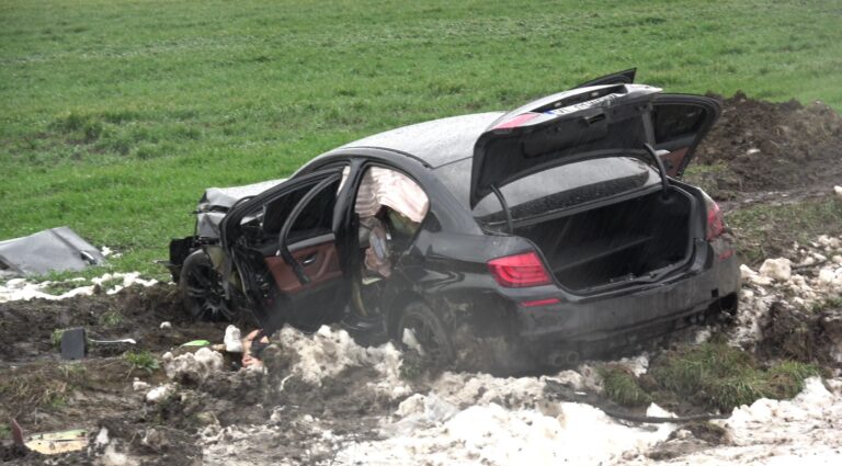 VIDEO FOTO Primele concluzii ale polițiștilor în cazul cumplitului accident rutier de pe centura Sucevei. Viteza excesivă neadaptată la carosabilul umed au condus la tragedia în urma căreia și-a pierdut viața un tânăr de 20 de ani
