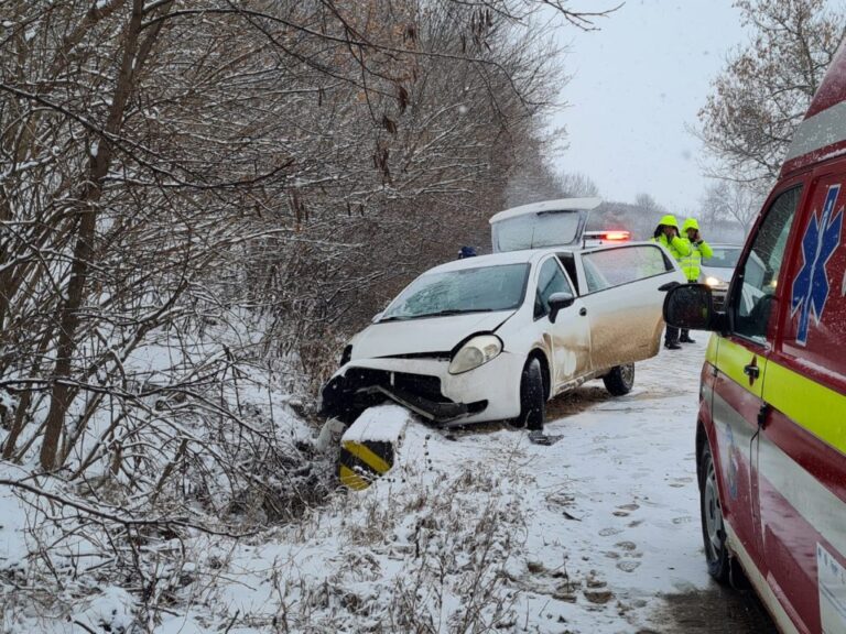 Un șofer s-a izbit cu mașina în stâlpii de protecție ai unui pod, la Vatra Moldoviței
