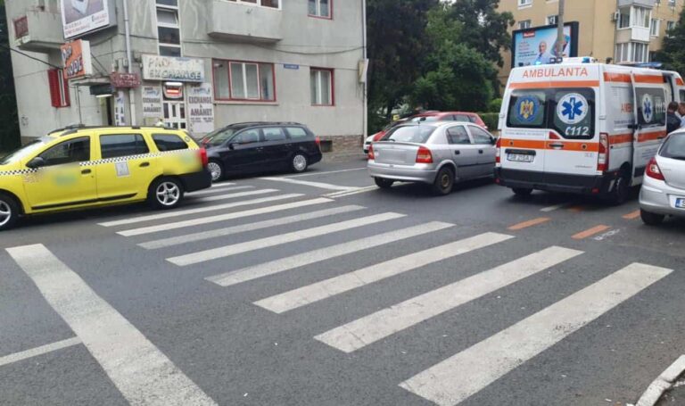 Un taximetrist beat a dat cu mașina peste o femeie pe o trecere pentru pietoni din Vatra Dornei
